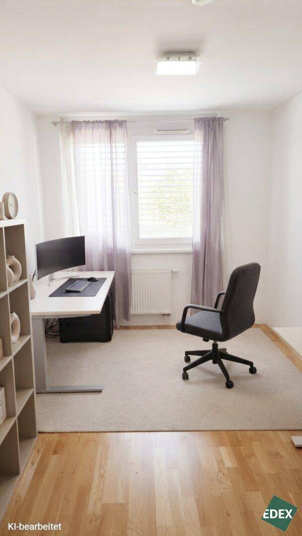 Arbeitszimmer mit Schreibtisch, Bürostuhl und Fenster, teilweise mit Teppichboden ausgelegt.