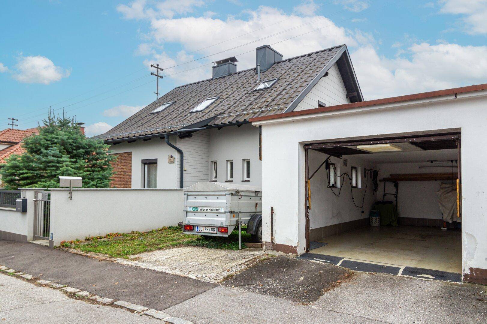 Gepflegtes Einfamilienhaus mit Einliegerwohnung und Garage!