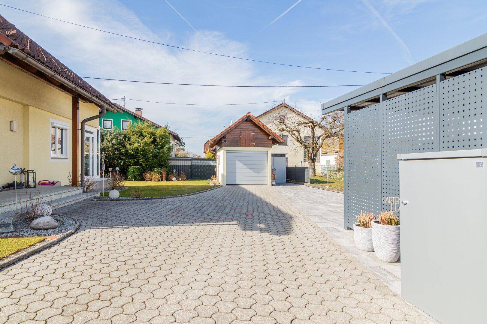 Zufahrt zur hauseigenen Garage + Carport für ein zusätzliches Fahrzeug!