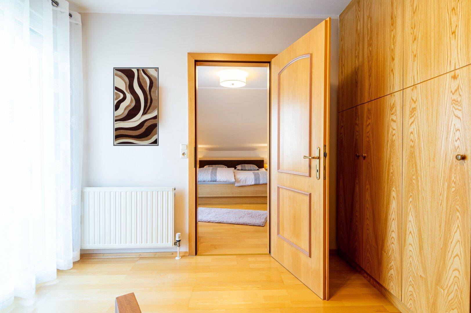 Praktische Lösung: Vom Ankleidezimmer in den Master-Bedroom - direkt miteinander verbunden!