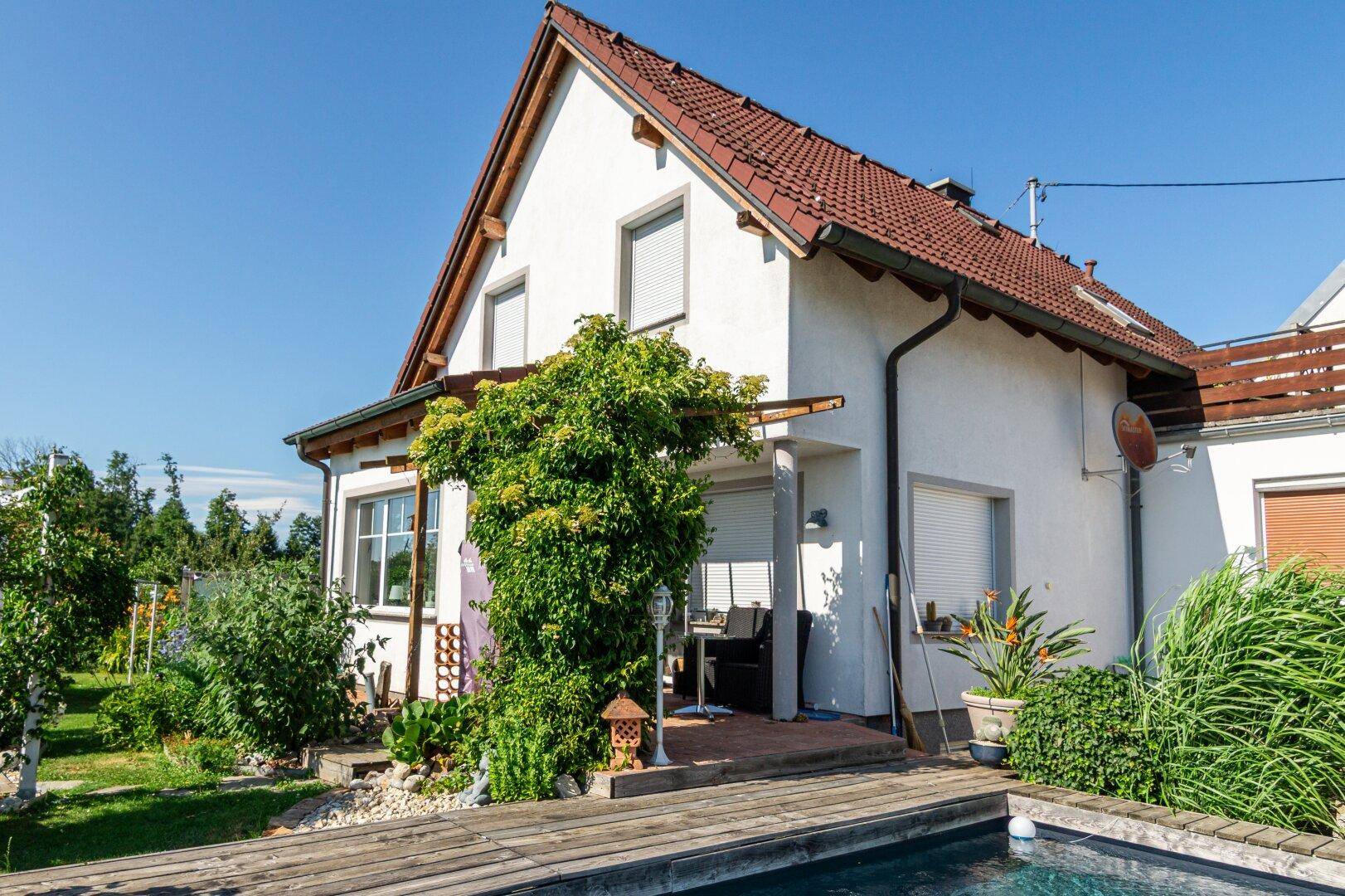 254 Quadratmeter, zwei Gebäude, hauseigener Pool & riesiger Garten