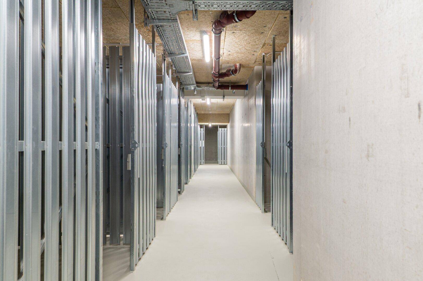 Kellerabteile mit Metallgittern bieten sicheren Stauraum für Bewohner.