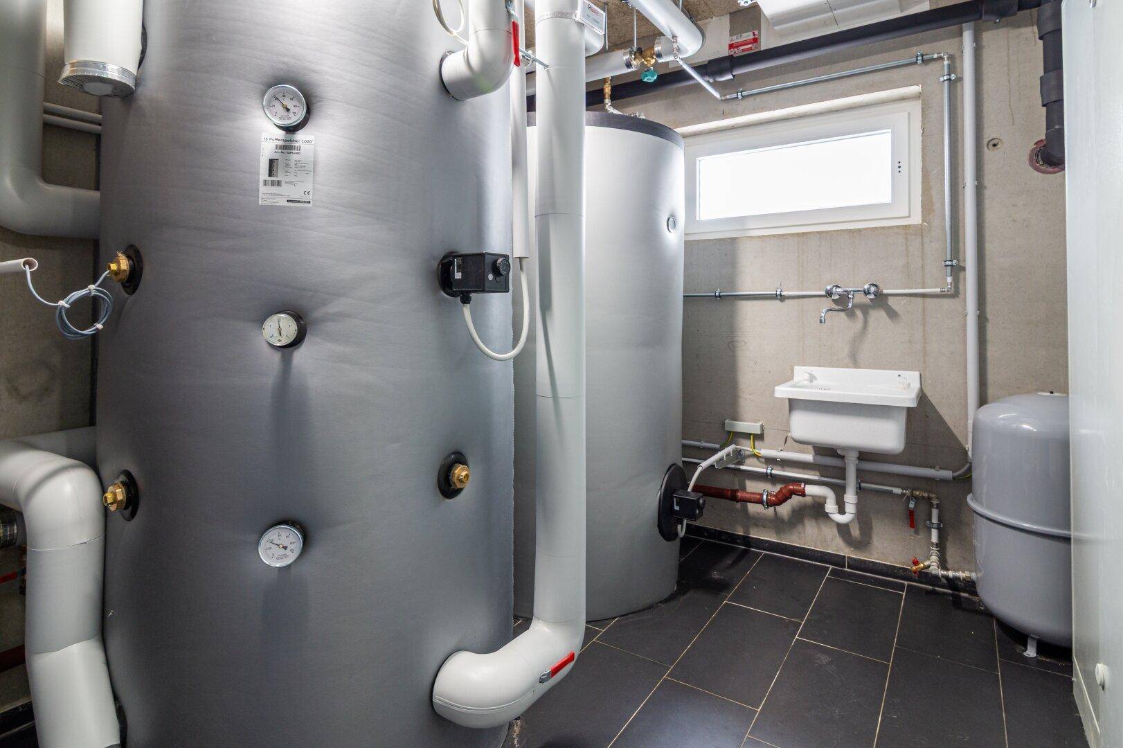 Technikraum mit modernen Warmwasserspeichern und Heizungsanlagen.