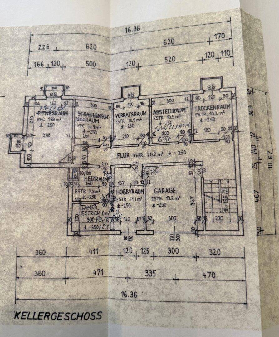 Grundriss des Kellergeschosses mit Garage, Hobbyraum, Fitnessraum und verschiedenen Abstellräumen.