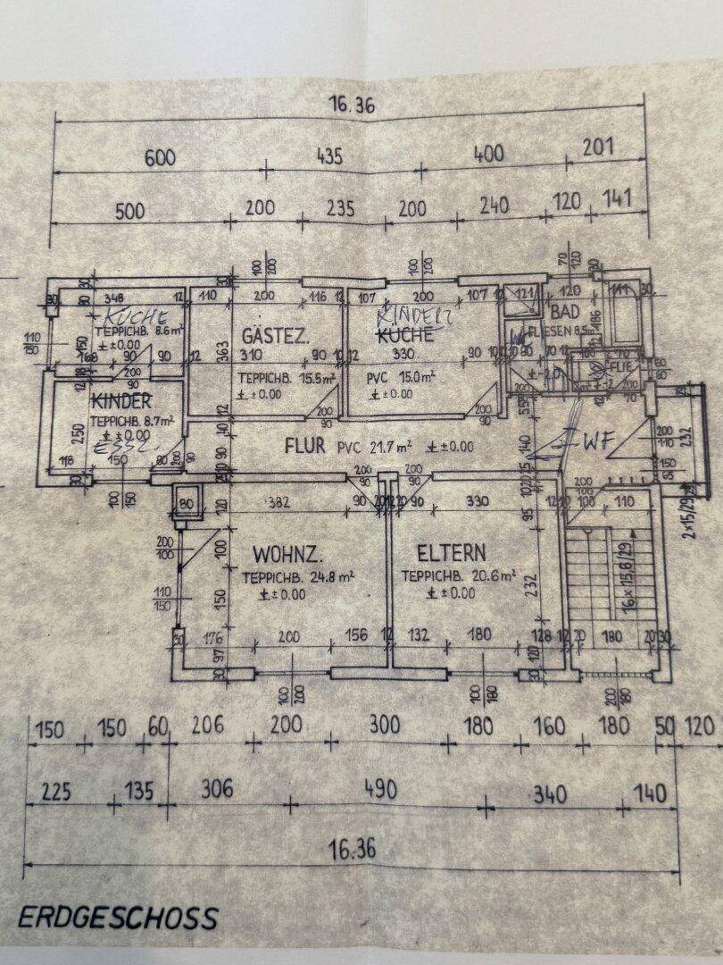 Grundriss des Erdgeschosses mit zwei Küchen, mehreren Schlafzimmern und separatem WC.