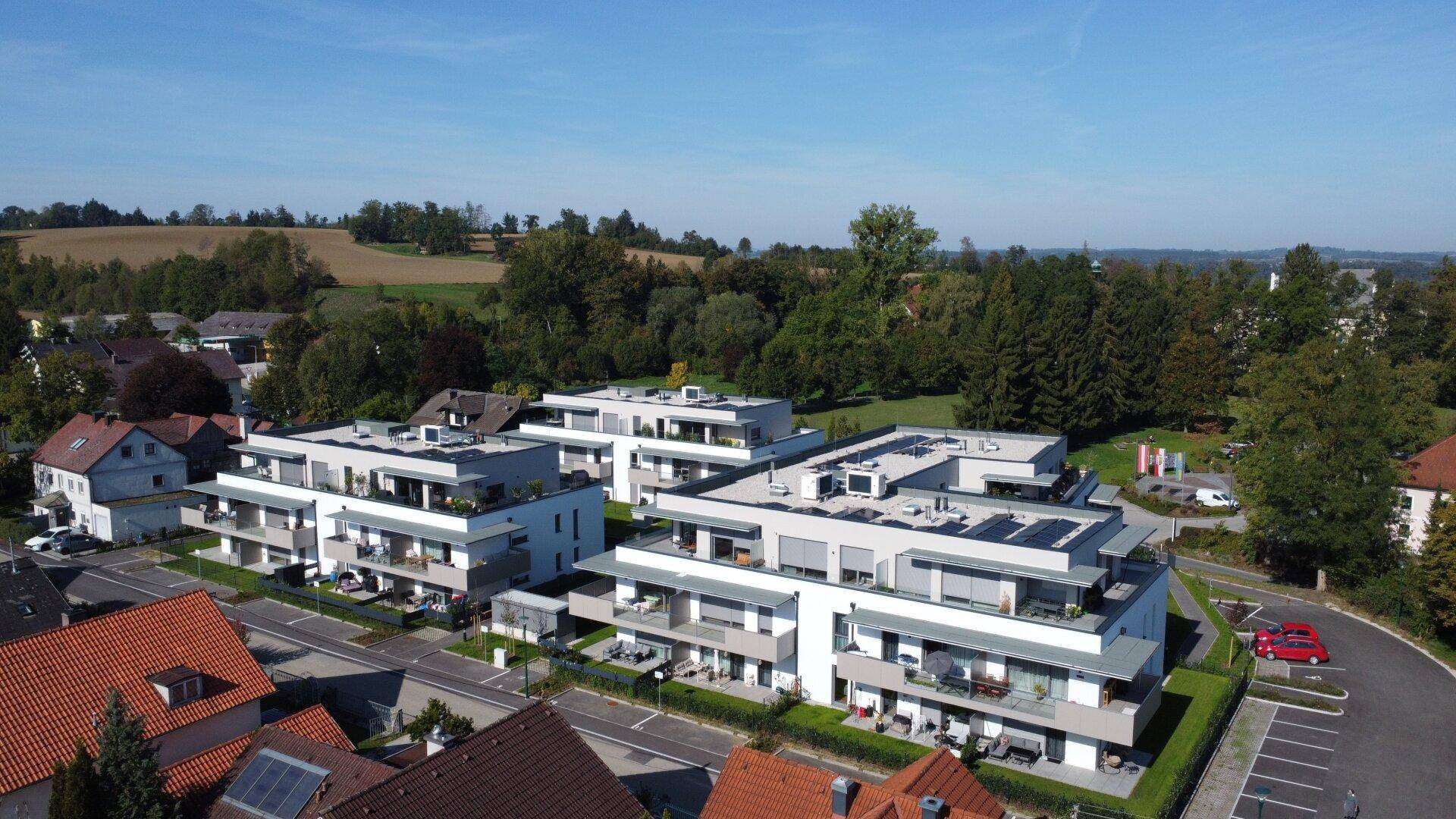 Übersicht der modernen Wohngebäude in ländlicher Umgebung mit weitem Blick ins Grüne.