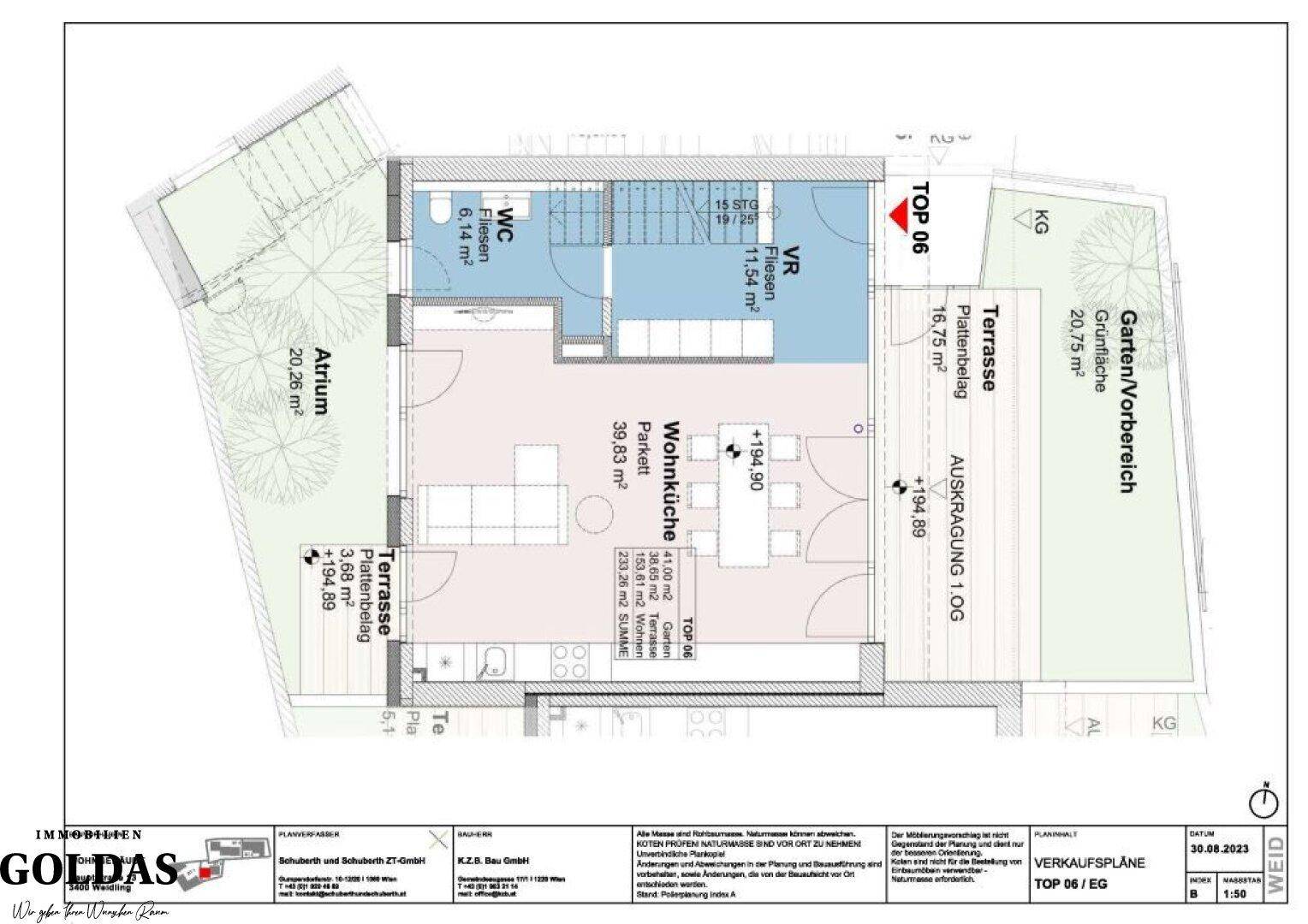 Grundriss des Erdgeschosses mit Wohnküche, WC, Atrium und zwei Terrassenbereichen.