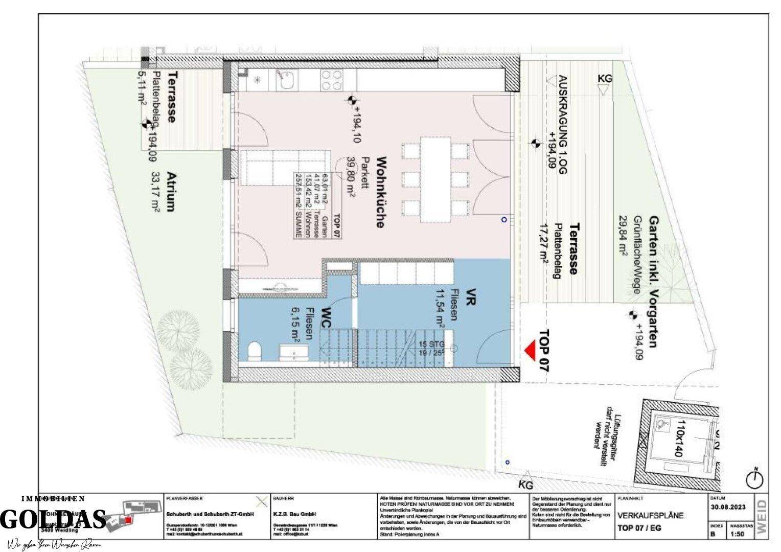 Grundriss des Erdgeschosses (TOP 07) mit offener Wohnküche, Terrasse und Atrium.