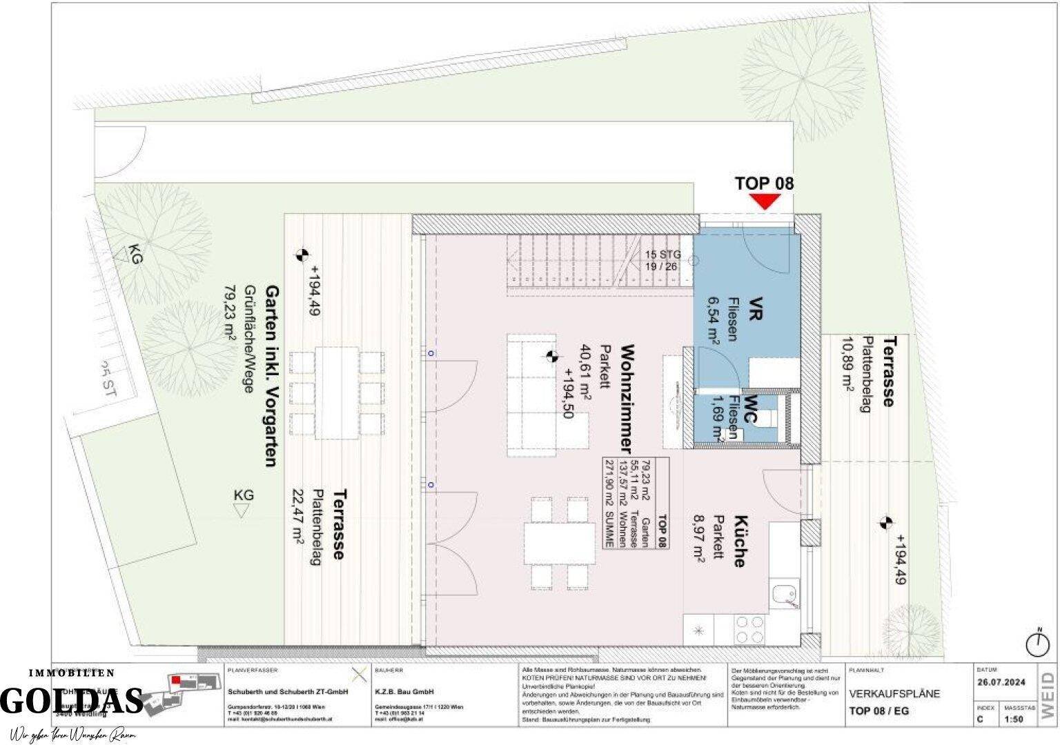Grundriss des Erdgeschosses mit Wohnzimmer, Küche, Terrasse und großem Gartenbereich.