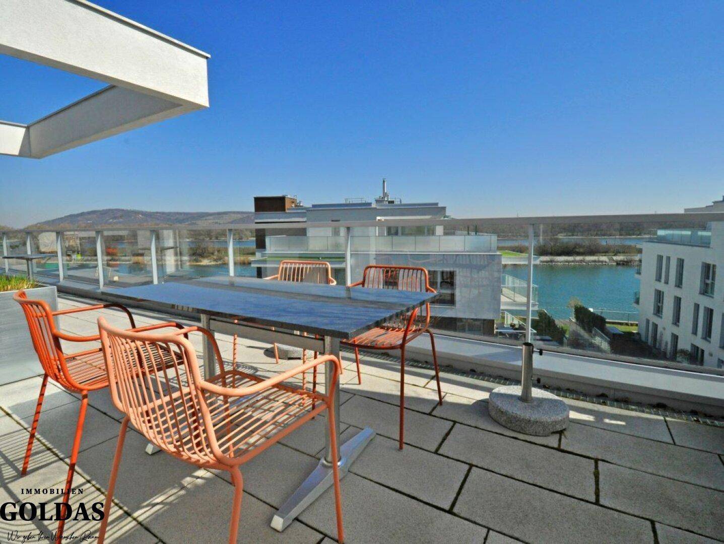 Terrasse mit Blick aufs Wasser