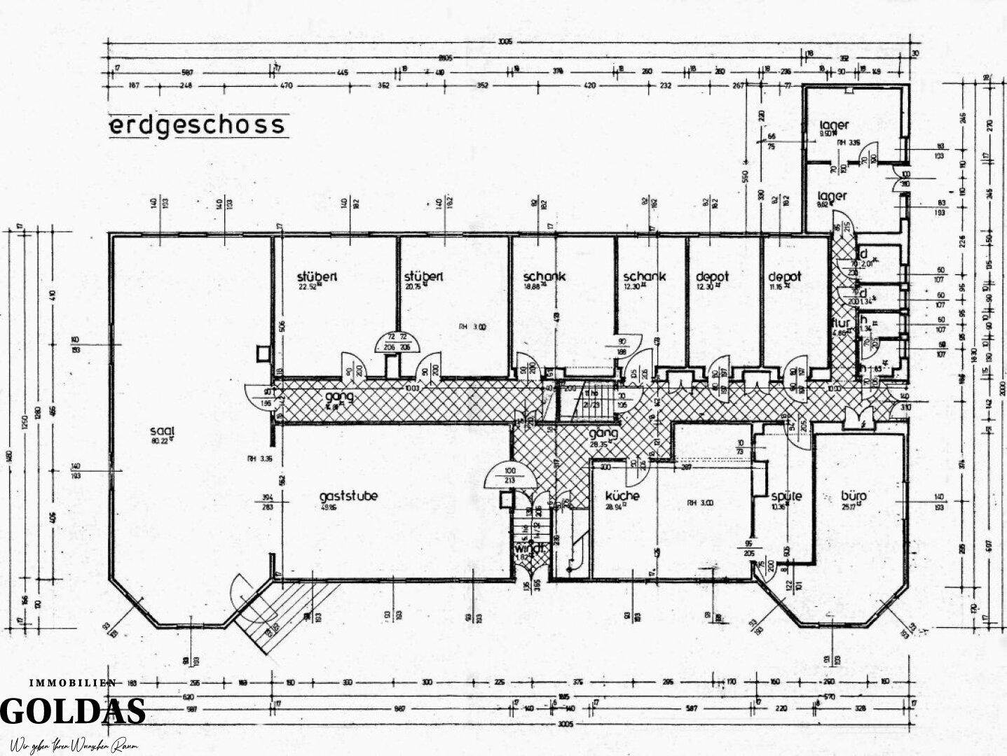Grundriss des Erdgeschosses mit mehreren Zimmern, Küche und Lagerbereichen.