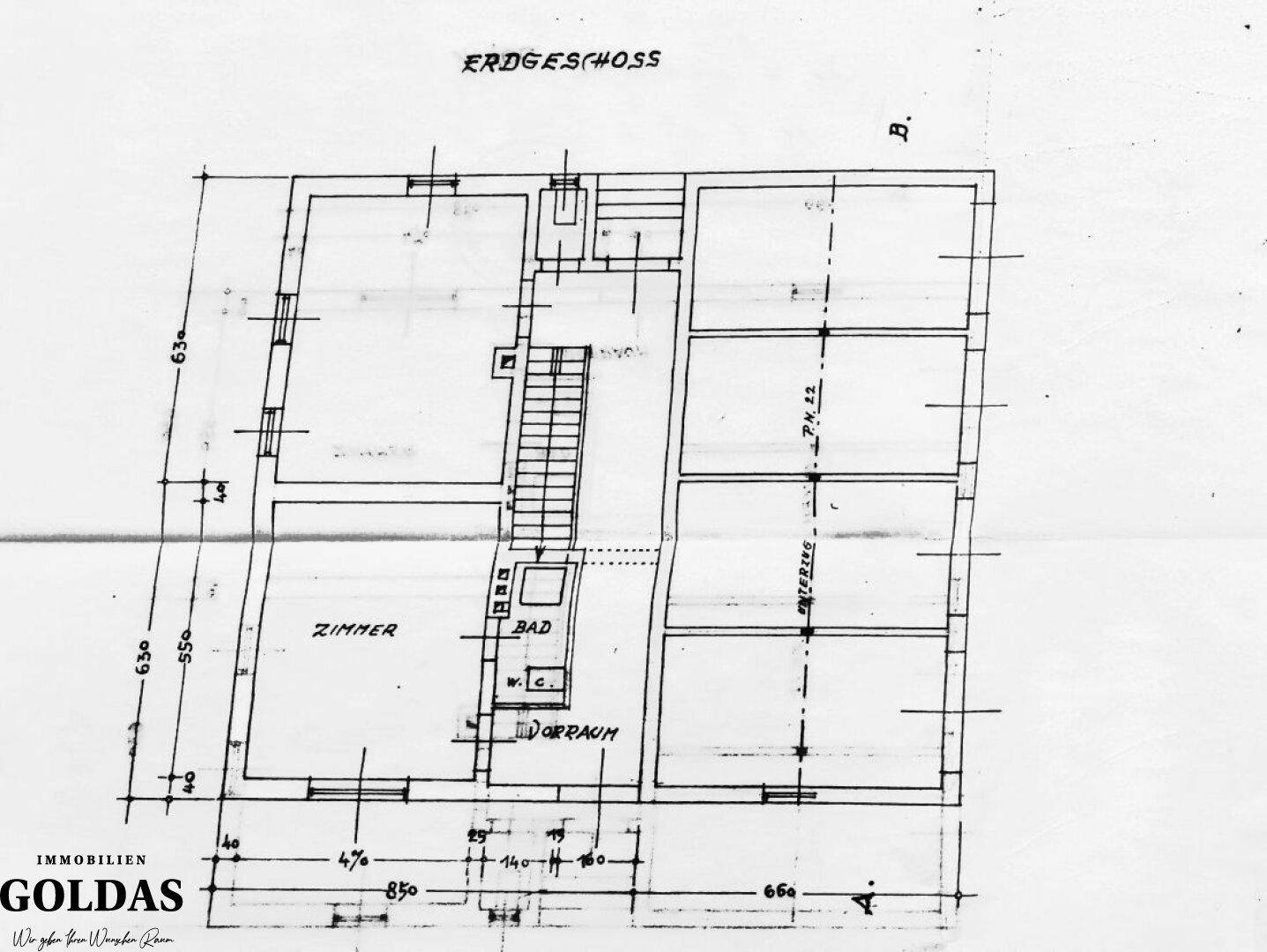 Grundriss des Erdgeschosses mit Zimmern, Bad und Abstellraum.
