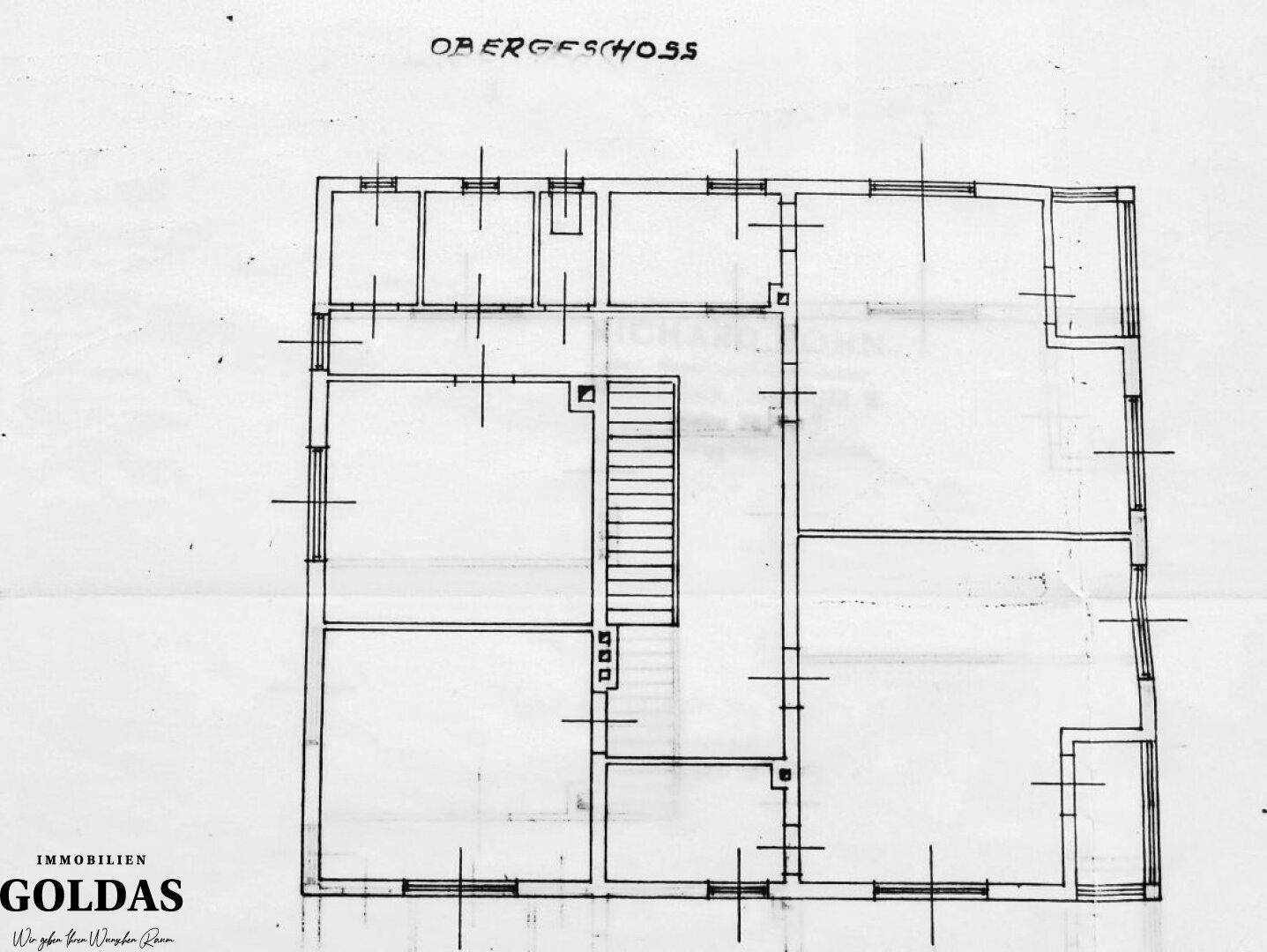 Grundriss des Obergeschosses mit mehreren Zimmern und Treppenaufgang.