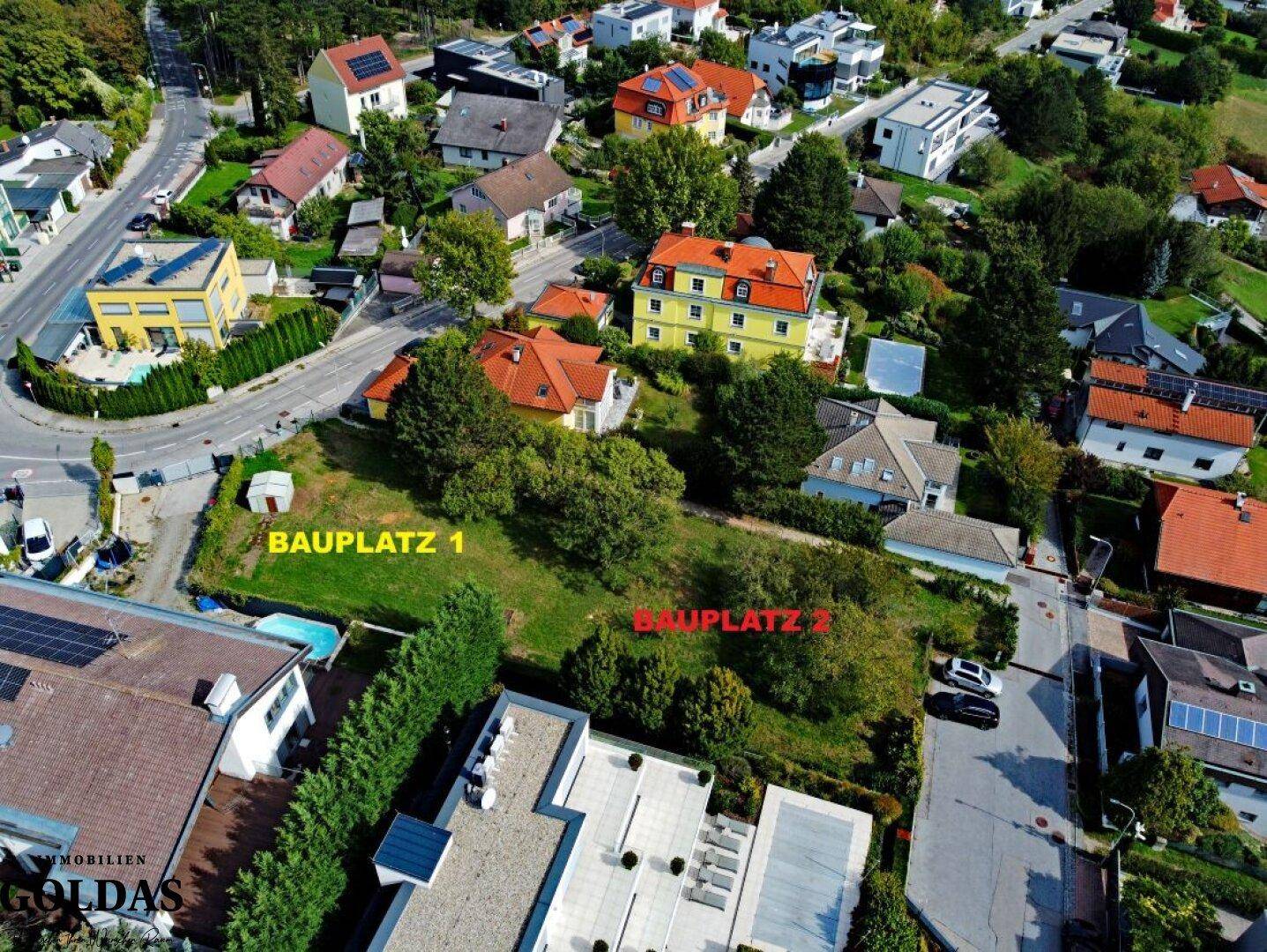 Übersicht aus der Luft über das Baugrundstück und die angrenzende Wohngegend mit viel Grün.