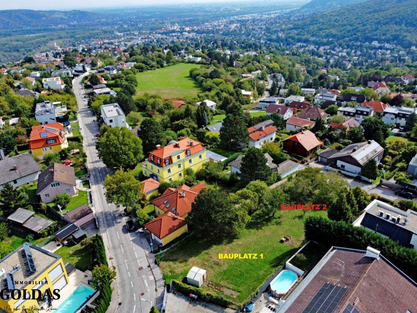 Weitläufige Luftaufnahme der Wohngegend mit Blick auf die umliegende Landschaft und Stadt.