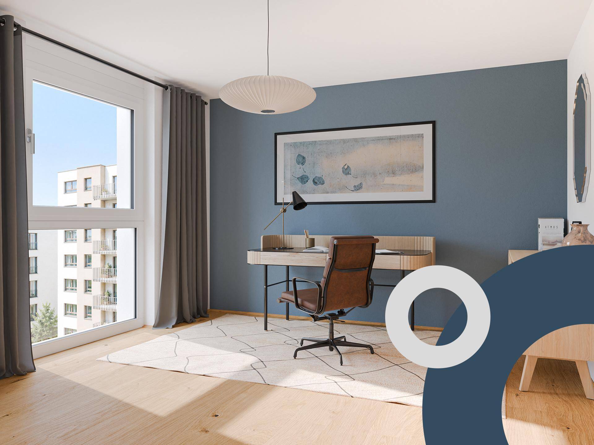Helles Arbeitszimmer mit modernem Schreibtisch, blauer Akzentwand und Parkettboden.
