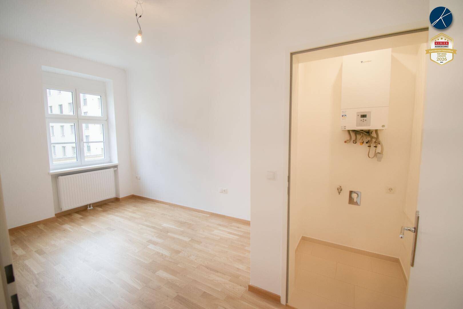 Separater Raum mit Heizungsanlage und Anschlussmöglichkeiten für Haushaltsgeräte.
