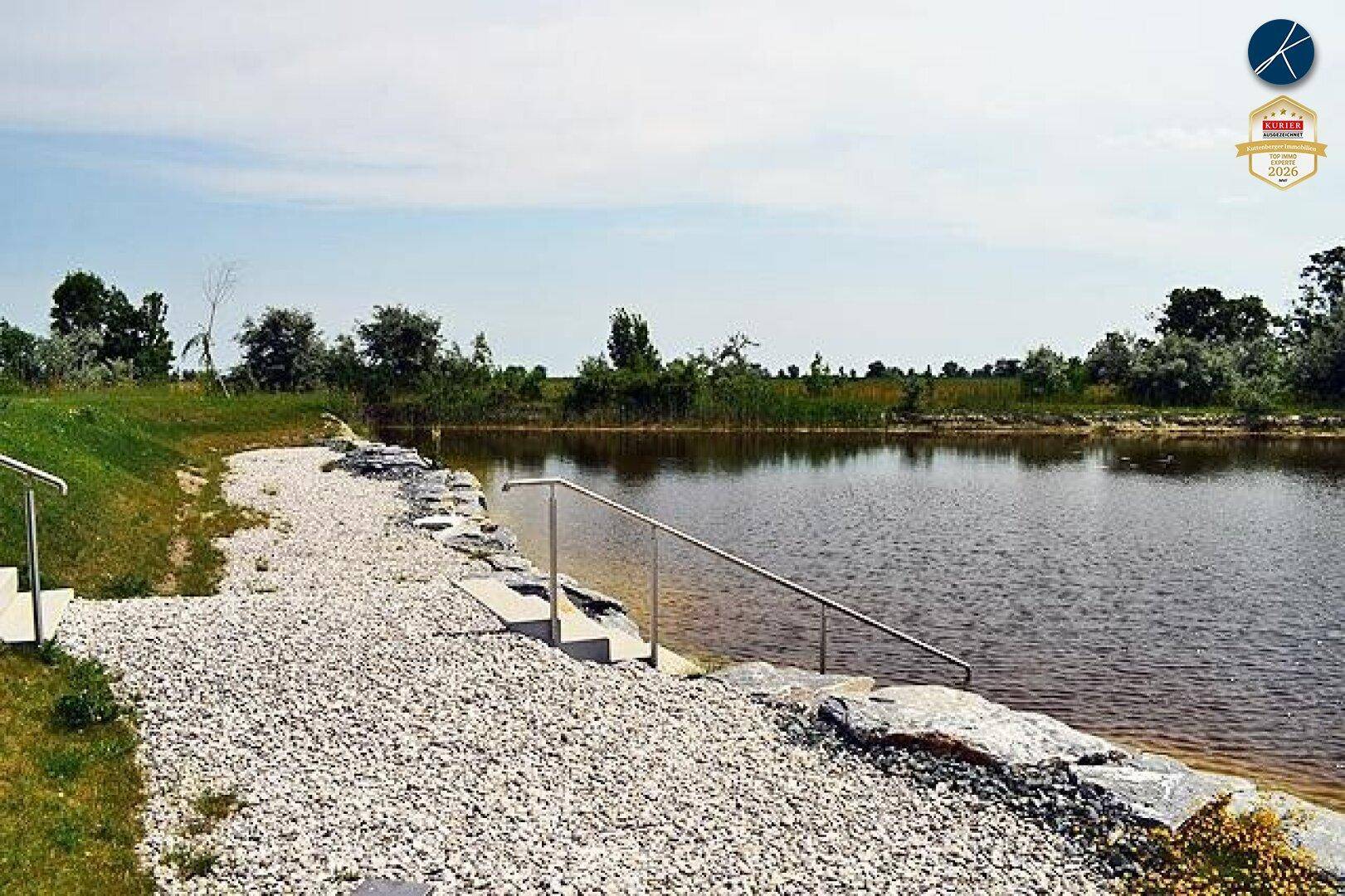 Direkter Zugang zum Seeufer mit Kiesstrand und Treppen für bequemen Einstieg ins Wasser.