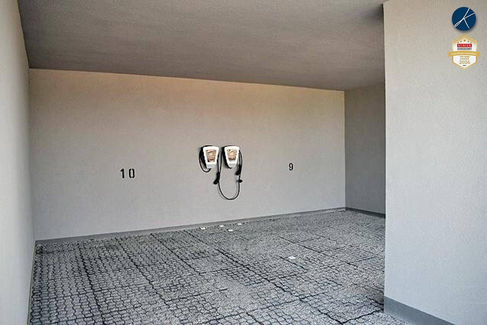 Geräumiger Garagenstellplatz mit Ladestation für Elektrofahrzeuge in der Tiefgarage.