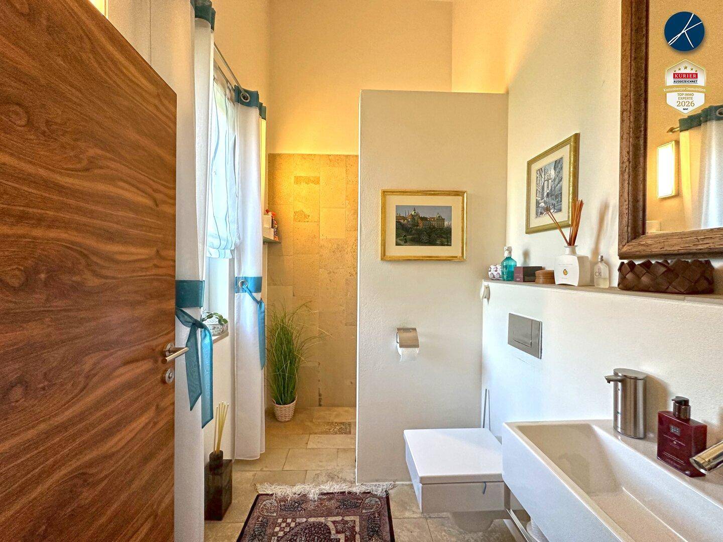 Modernes Gäste-WC mit Duschbereich, Wand-WC und Einzelwaschbecken.