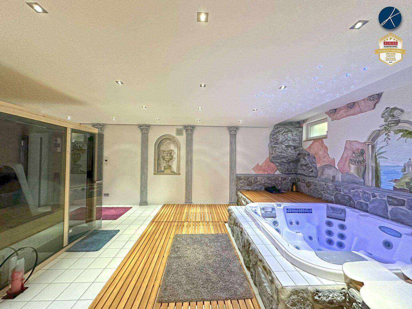 Exklusiver Wellnessbereich mit Whirlpool, Sauna und dekorativen Säulen.