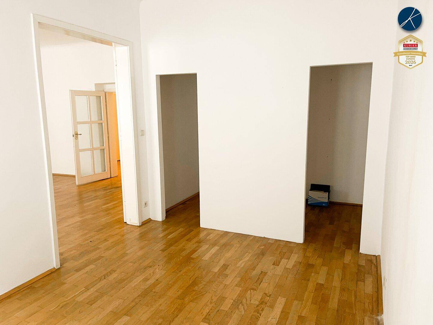 Flur oder Übergangsbereich mit Parkettboden und mehreren Türöffnungen zu angrenzenden Räumen.
