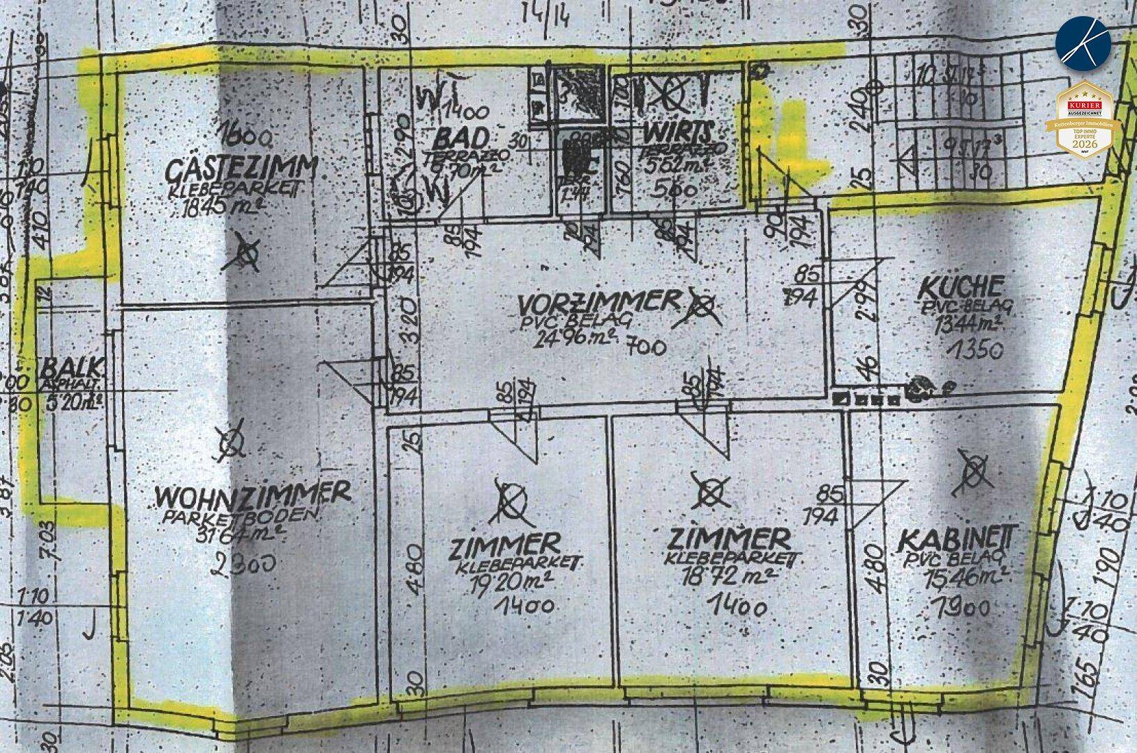 Detaillierter Grundriss mit verschiedenen Räumen, inklusive Wohnzimmer, Küche und Balkon.