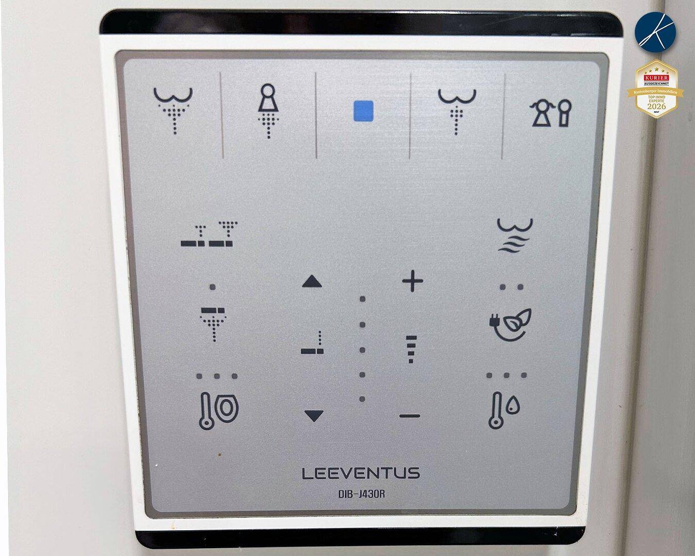 Detailansicht eines modernen Bedienfeldes für ein Dusch-WC mit verschiedenen Funktionen.