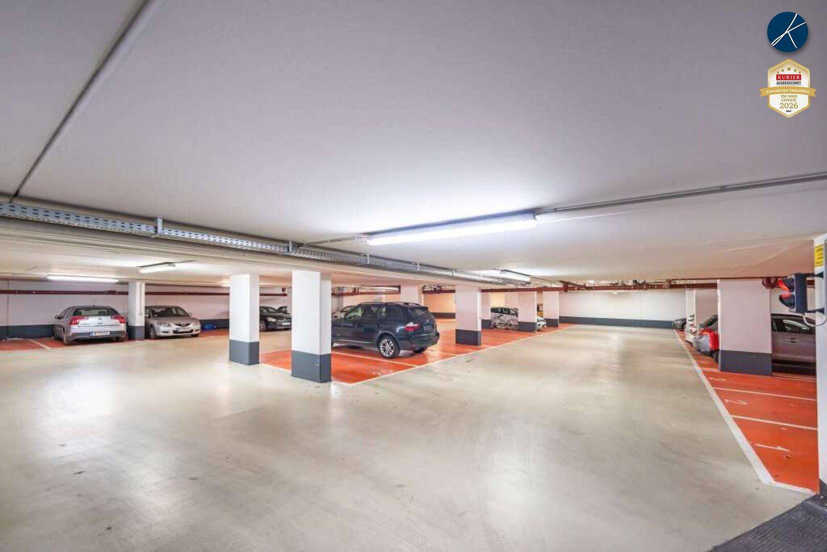 Geräumige Tiefgarage mit mehreren Stellplätzen und guter Beleuchtung.