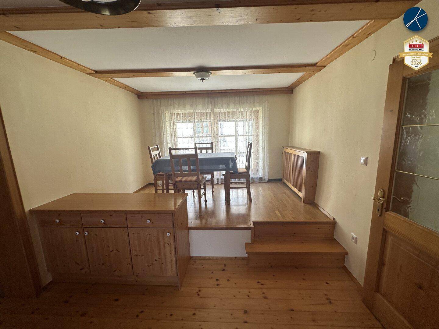 Gemütlicher Essbereich auf einer erhöhten Plattform mit Holzboden und traditionellen Möbeln.