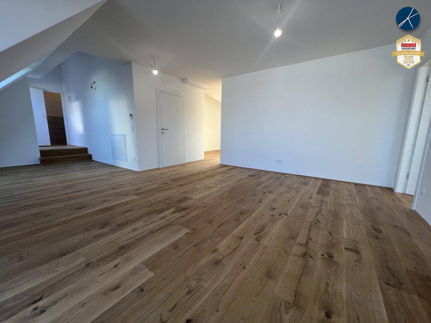Geräumiger Flurbereich mit elegantem Holzparkett, der zu weiteren Zimmern führt.