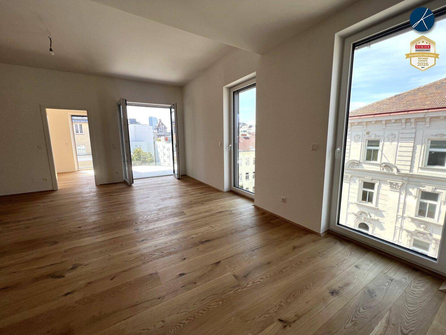Helles Wohnzimmer mit Eichenparkettboden und direktem Zugang zu einem Balkon mit Stadtblick.