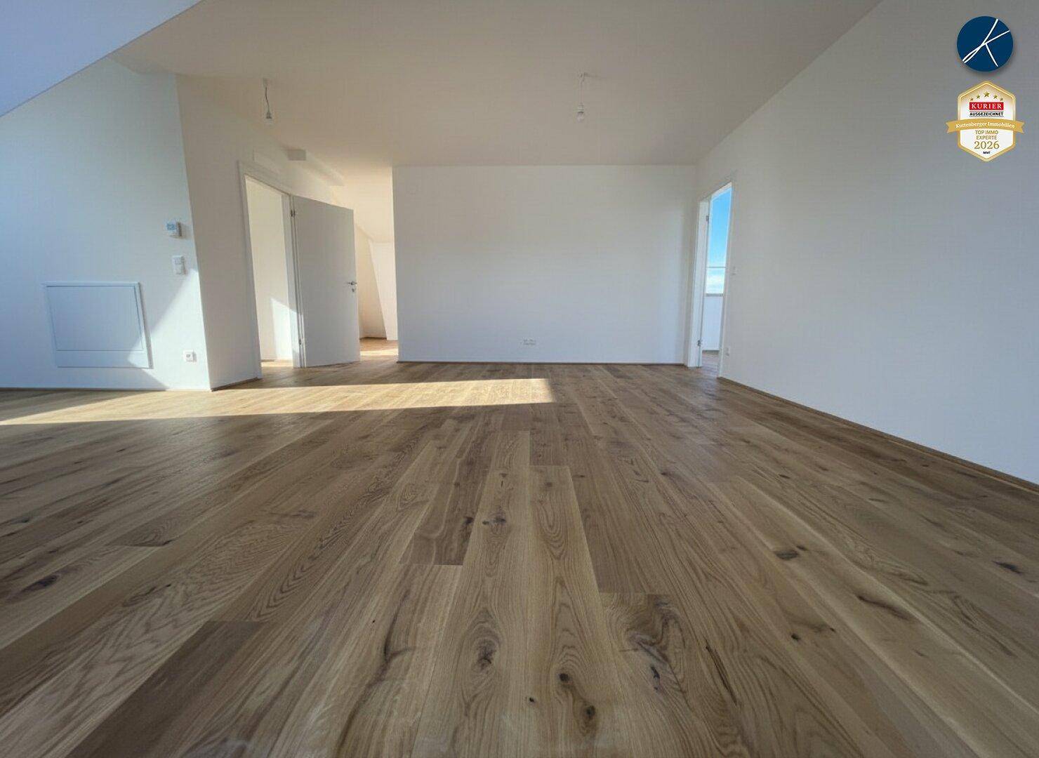 Heller Wohnbereich mit neuem Holzparkettboden und viel natürlichem Licht.