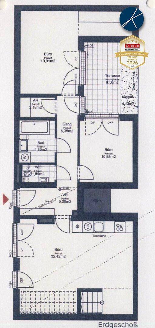 Grundriss des Erdgeschosses mit Büros, Bad, WC und einer Terrasse.