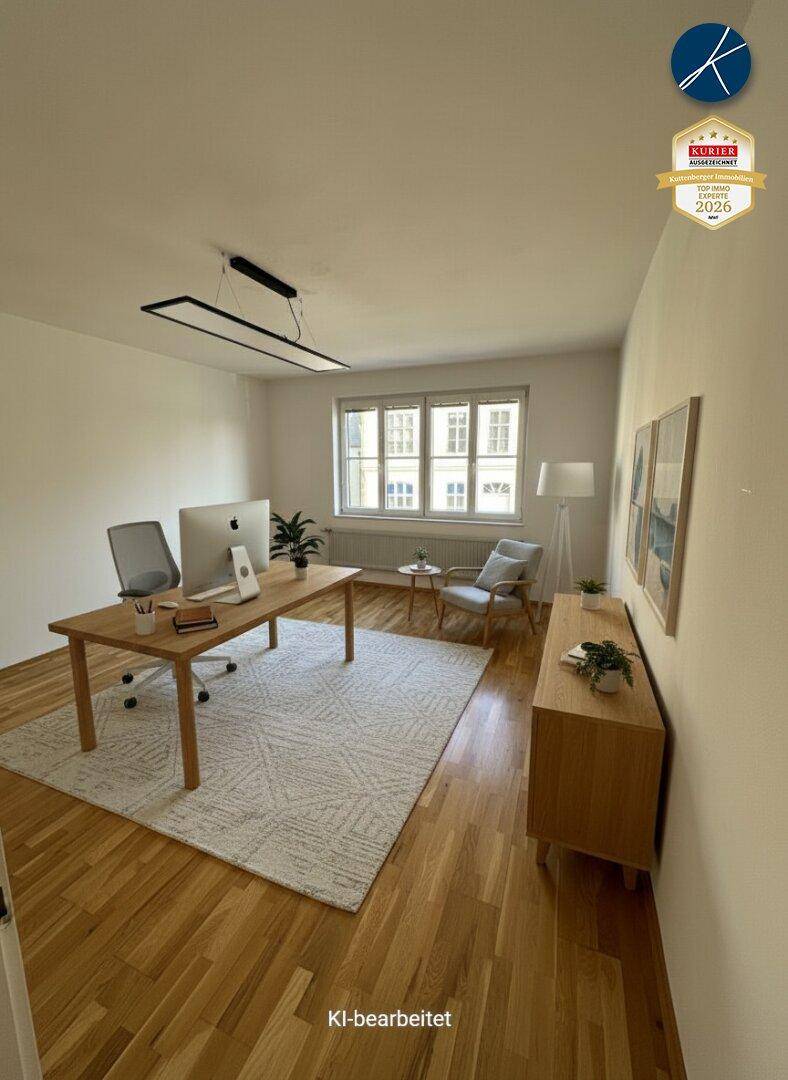 Ein möbliertes Büro mit Holzboden, einem großen Schreibtisch und Blick auf die Stadt.