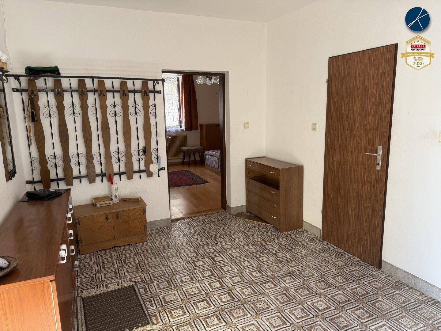 Eingangsbereich mit gemustertem Fliesenboden und Zugang zu weiteren Räumen, bietet viel Platz.