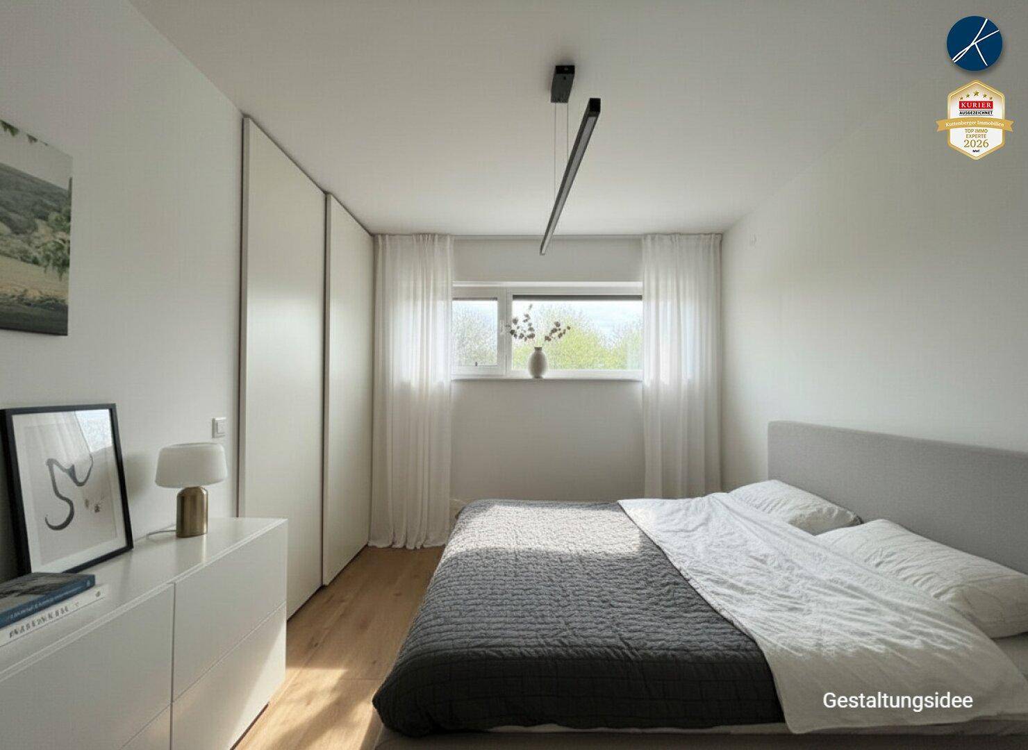 Helles Schlafzimmer mit modernem Bett, Einbauschränken und Fenster mit Vorhängen.