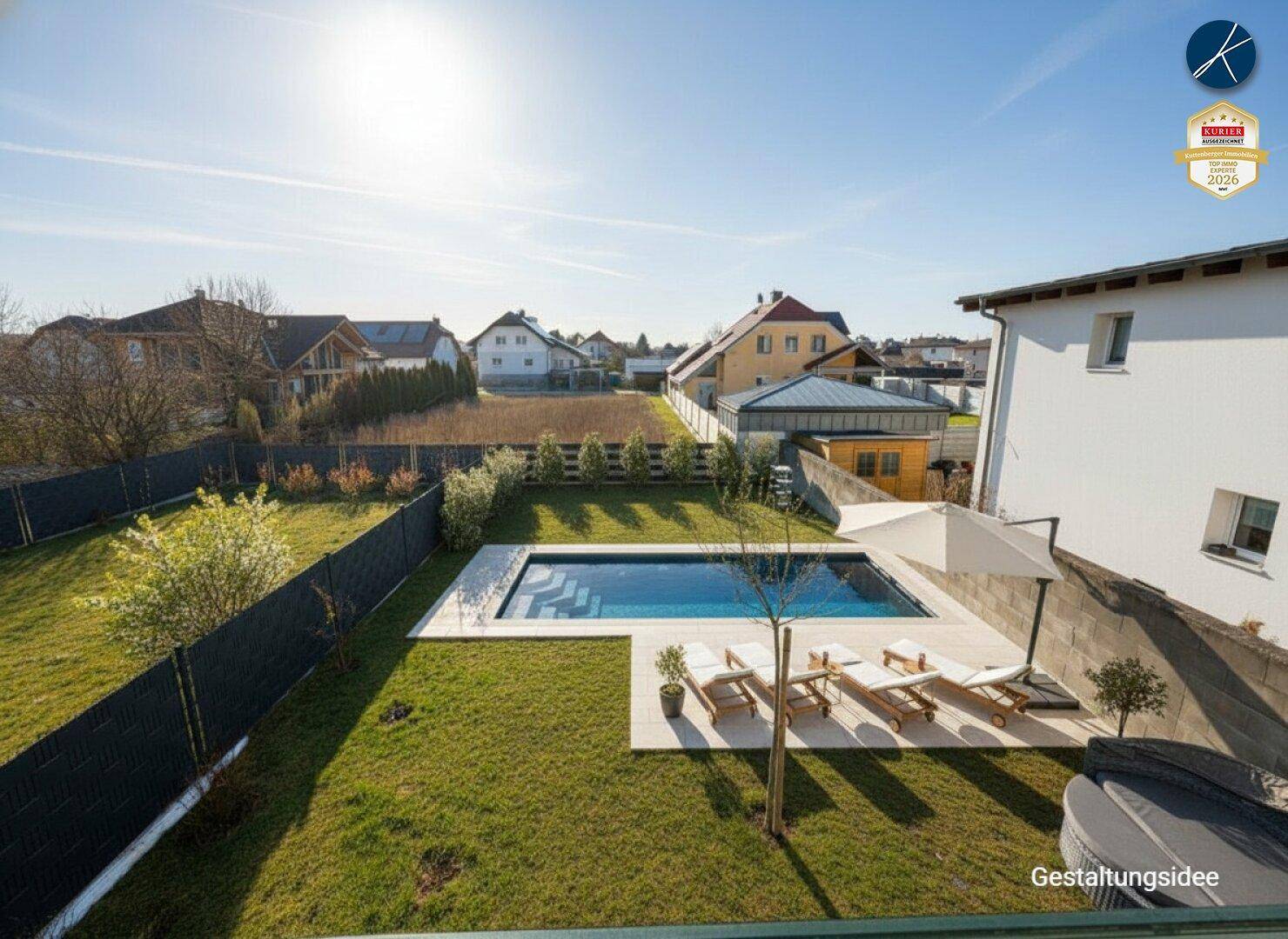 Garten mit großem Pool, Liegebereich und Rasenfläche, umgeben von einer Hecke.