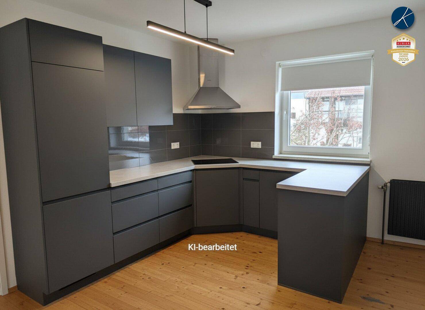 Moderne Küche mit dunklen Schränken, integrierten Geräten und einem Fenster mit Blick nach draußen.