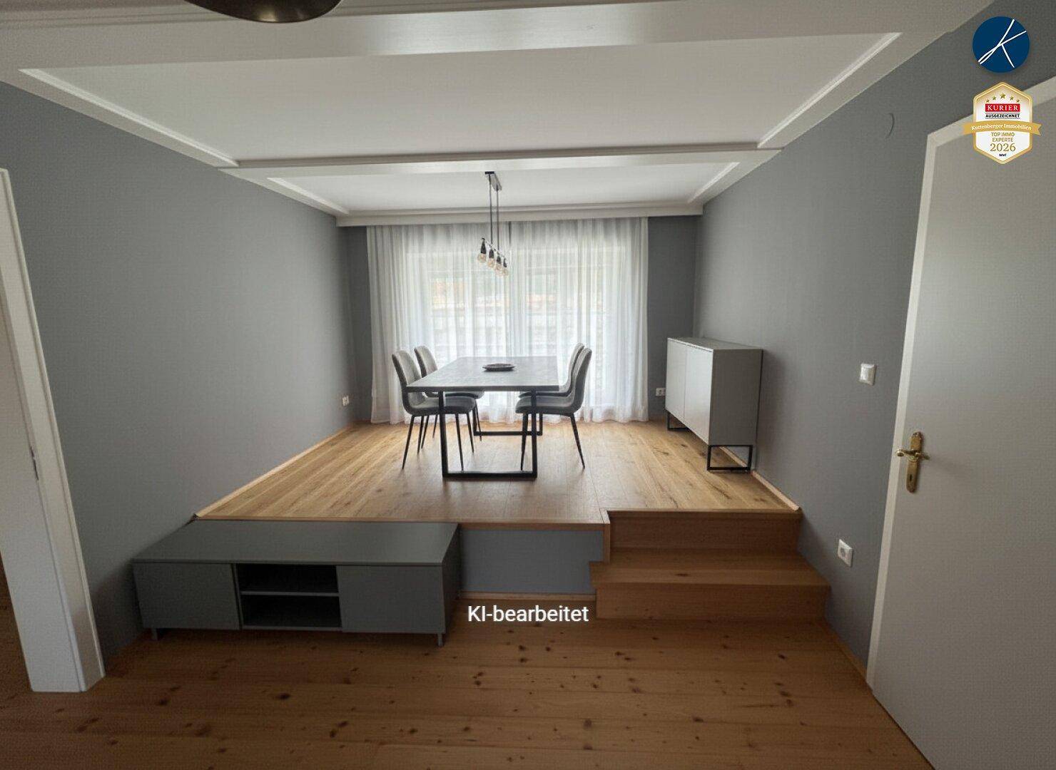 Moderner Essbereich auf einer erhöhten Plattform mit Holzboden und großen Fenstern.