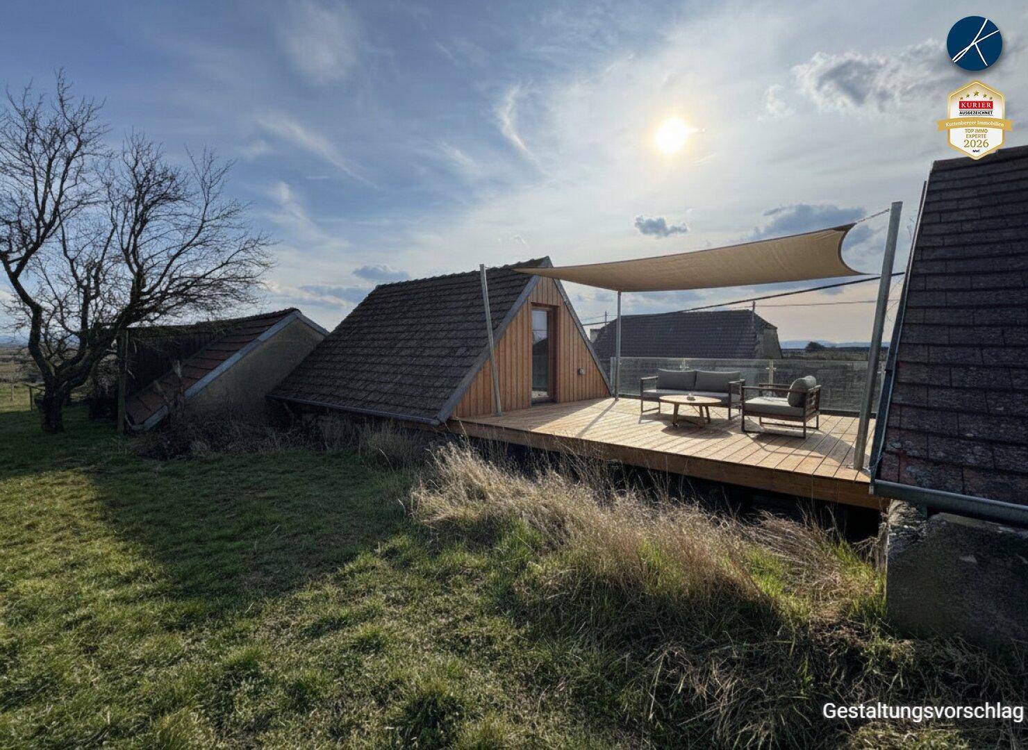 Neu gebaute Holzterrasse mit modernen Gartenmöbeln und Sonnensegel, umgeben von Natur und Weitblick.