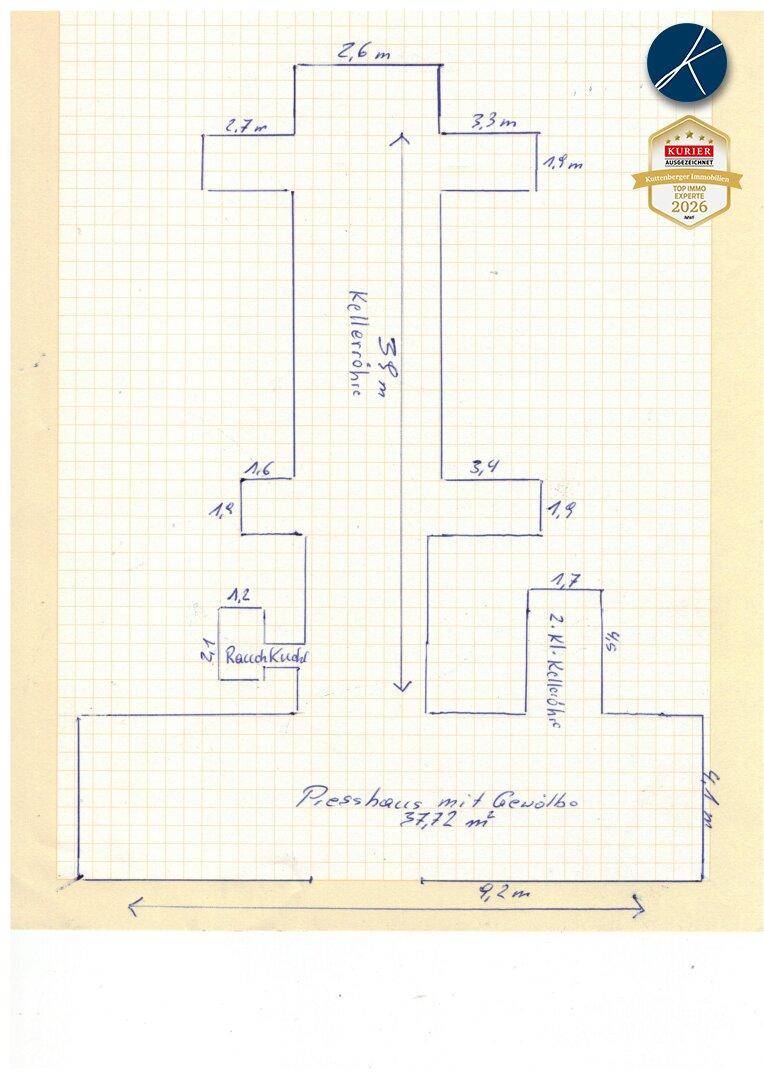 Handgezeichneter Grundriss eines Kellerhauses mit Gewölbe und verschiedenen verbundenen Räumen.