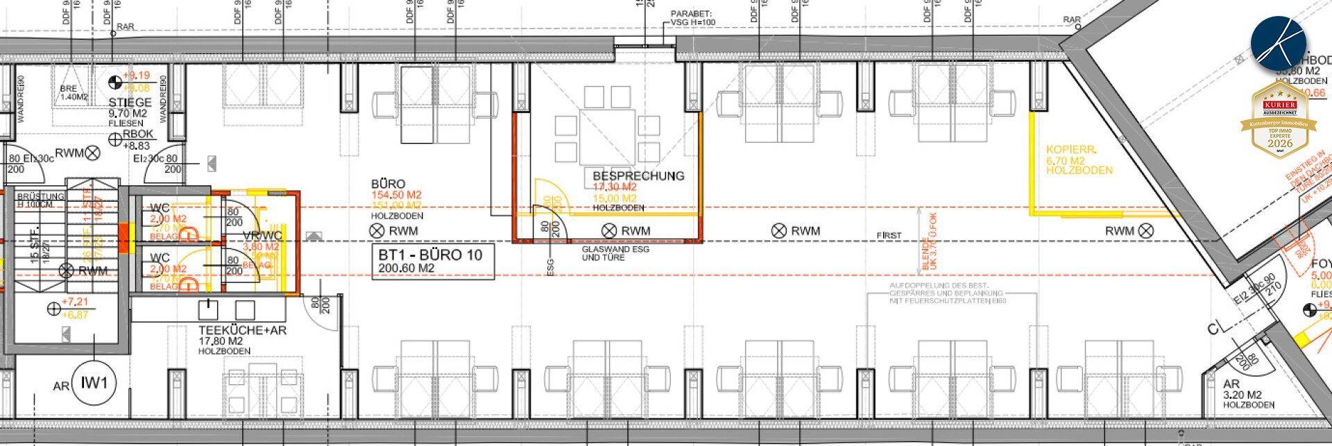 Grundrissplan zeigt moderne Büroräume, Besprechungsbereiche, Teeküche und Toiletten mit Aufzugzugang.