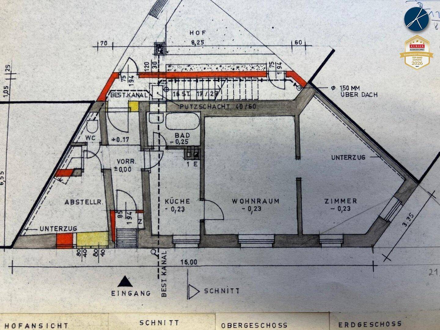 Grundrissplan des Erdgeschosses mit Wohnraum, Küche, Zimmer und Badezimmer.