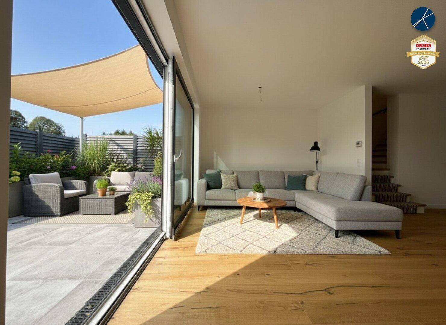 Helles Wohnzimmer mit Holzboden und großem Schiebefenster zur möblierten Terrasse.