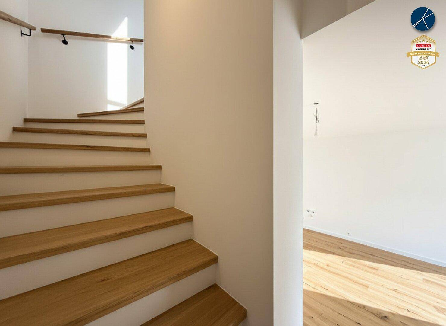 Moderne Holztreppe mit schlichtem Geländer, die natürliches Licht von oben empfängt.
