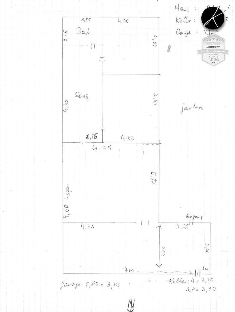 Handgezeichneter Grundriss des Hauses mit Garage und Kellerbereichen.
