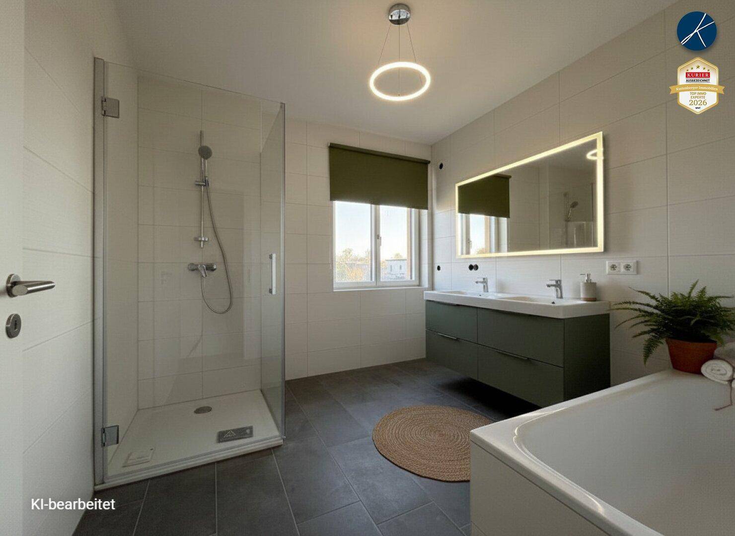 Stilvolles Badezimmer mit großer Dusche, Badewanne, Doppelwaschbecken und beleuchtetem Spiegel.