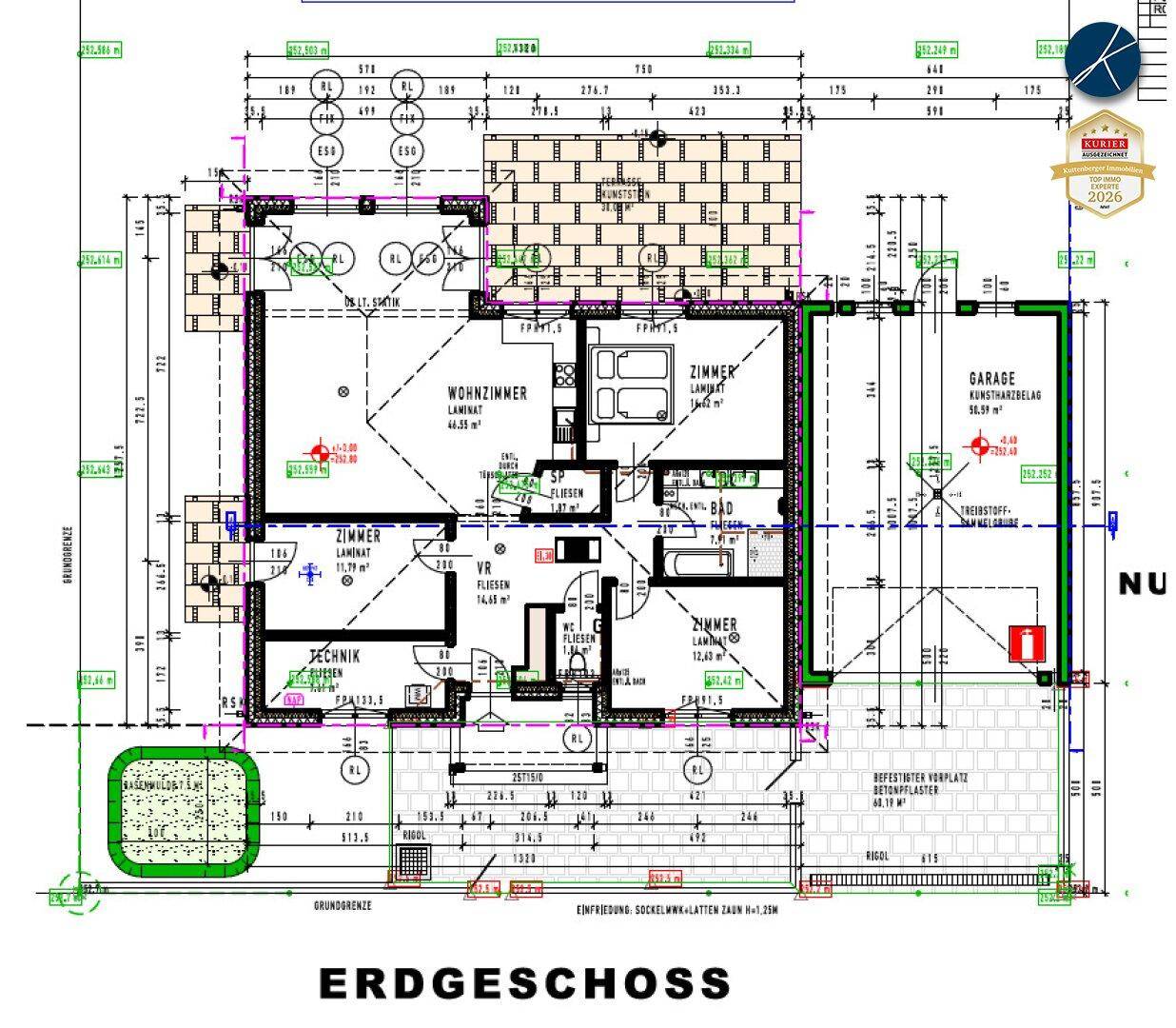 Detaillierter Grundriss des Erdgeschosses mit Wohnzimmer, Schlafzimmern, Bad und Garage.