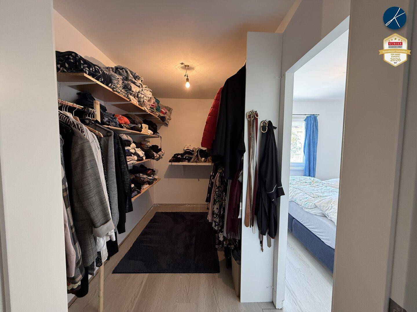 Praktischer begehbarer Kleiderschrank mit Regalen und Kleiderstangen für organisierten Stauraum.